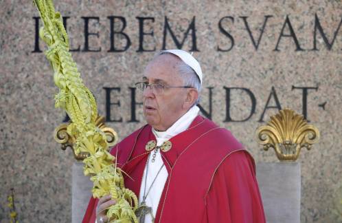 El Papa bendice los ramos de olivo y las palmas en la Plaza de San Pedro