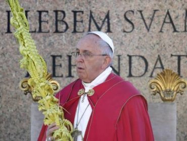 El Papa bendice los ramos de olivo y las palmas en la Plaza de San Pedro