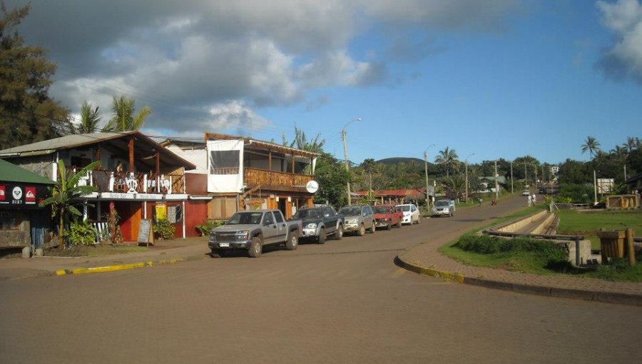 Bloquean caminos en Rapa Nui por retraso de Gobierno en generar normativa de ingreso