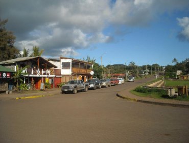 Bloquean caminos en Rapa Nui por retraso de Gobierno en generar normativa de ingreso