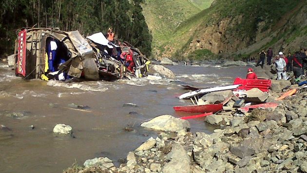 Al menos 16 muertos tras caída de un autobús a un abismo en el sur de Perú