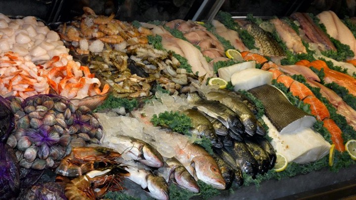 Sernac detectó diferencias de hasta 224% en precios de pescados y mariscos en vísperas de Semana Santa