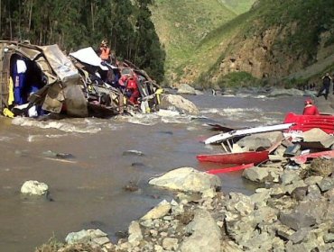 Al menos 16 muertos tras caída de un autobús a un abismo en el sur de Perú