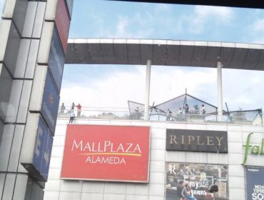 Sujeto amenaza con lanzarse desde las alturas del mall Plaza Alameda