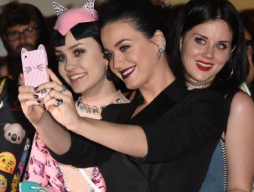 Mira la curiosa selfie de Katy Perry con su doble