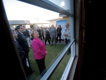 Presidenta Bachelet inspeccionó viviendas de emergencia que irán al norte grande