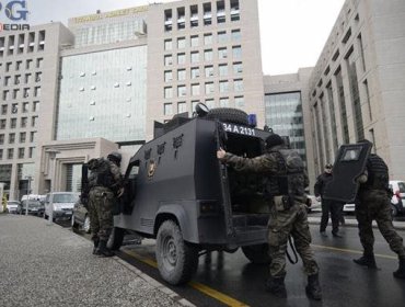 Toman como rehén a un fiscal en el Palacio de Justicia de Estambul