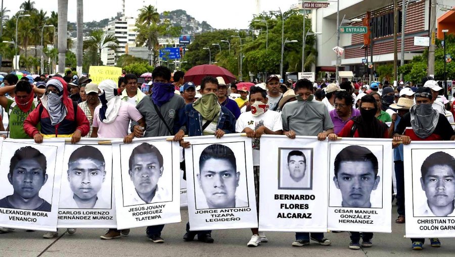 Padres de estudiantes desaparecidos en México piden ayuda a narco para hallarlos