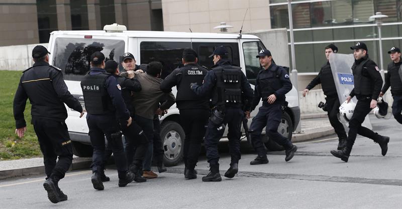 Estambul: policía turca abate a dos supuestos secuestradores, el fiscal está herido