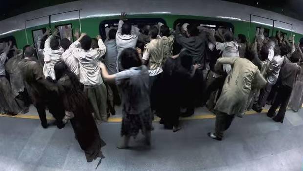 Video: Increíble broma a mujeres atrapadas en el metro ante miles de zombies hambrientos