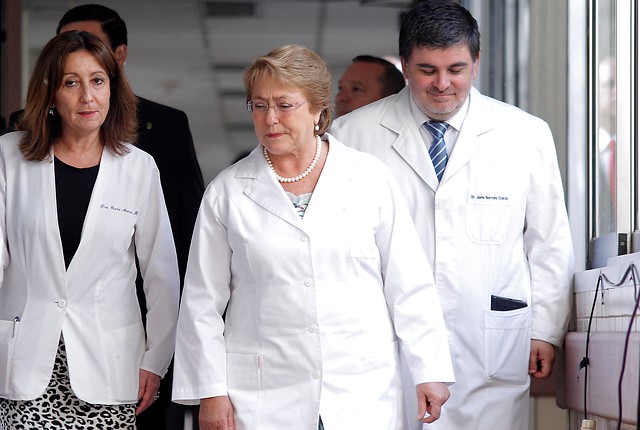 Presidenta visita a recién nacido trasladado desde el Hospital San José del Carmen de Copiapó a Hospital Barros Luco