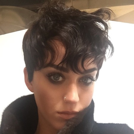 Katy Perry vuelve a llamar la atención con radical cambio de look