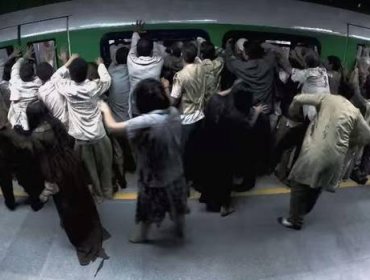 Video: Increíble broma a mujeres atrapadas en el metro ante miles de zombies hambrientos