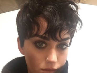 Katy Perry vuelve a llamar la atención con radical cambio de look