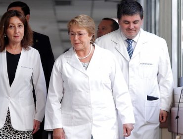 Presidenta visita a recién nacido trasladado desde el Hospital San José del Carmen de Copiapó a Hospital Barros Luco