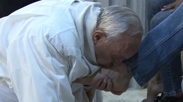 El papa Francisco emula a Jesús y lava los pies a doce reclusos en Roma