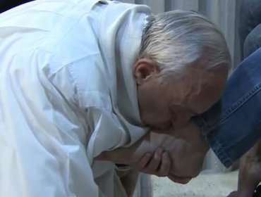 El papa Francisco emula a Jesús y lava los pies a doce reclusos en Roma