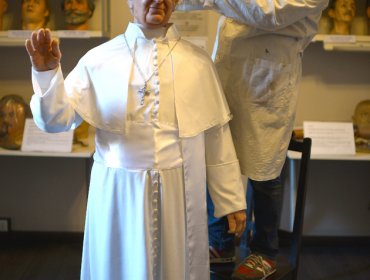 El papa Francisco entra en el museo de cera de París