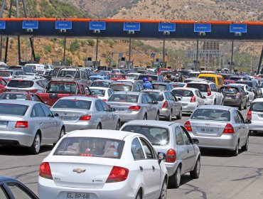 Alta congestión vehicular en rutas por masiva salida de automovilistas