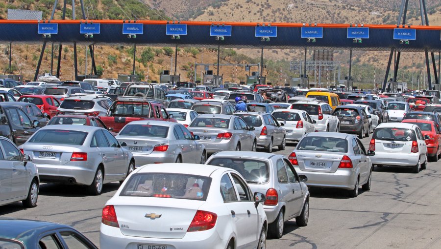 Alta congestión vehicular en rutas por masiva salida de automovilistas