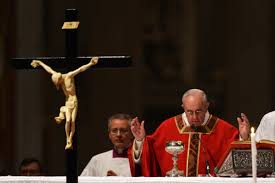 Papa Francisco llega al Coliseo de Roma para presidir el Via Crucis