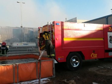 Incendio destruye tres viviendas en la comuna de La Pintana