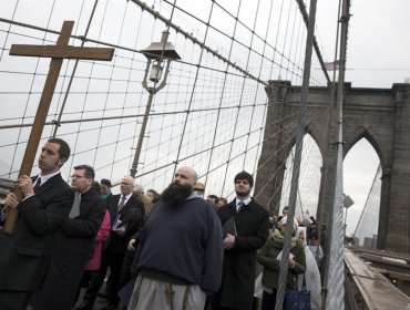 Nueva York celebra el Viernes Santo con procesión sobre el puente de Brooklyn