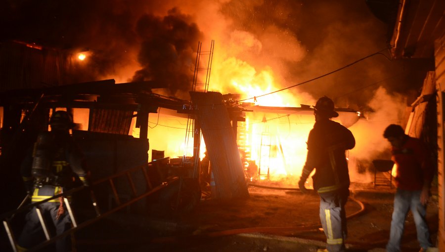 Dos personas fallecen en incendio de vivienda en La Araucanía