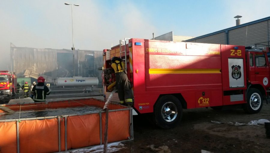 Incendio destruye tres viviendas en la comuna de La Pintana