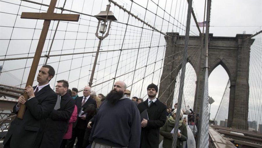 Nueva York celebra el Viernes Santo con procesión sobre el puente de Brooklyn