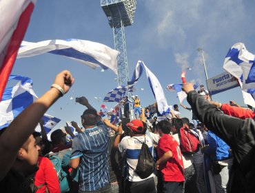 Clásico: Hinchas de la UC realizan masivo banderazo en San Carlos de Apoquindo