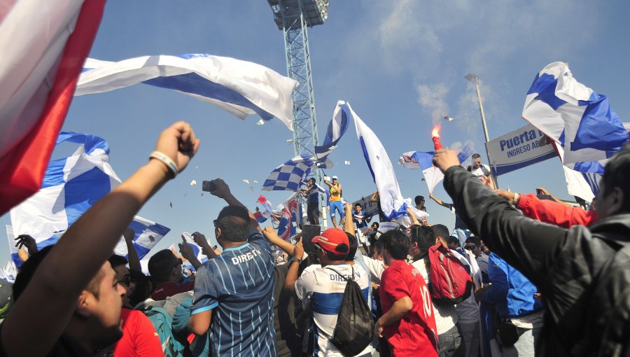 Clásico: Hinchas de la UC realizan masivo banderazo en San Carlos de Apoquindo