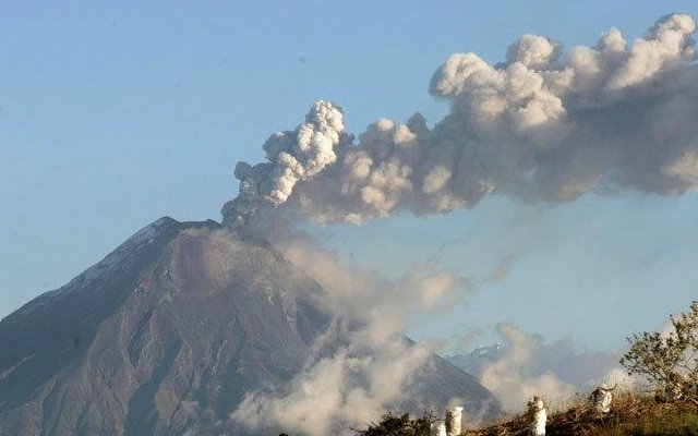 Reportan leve caída de ceniza en poblados tras reactivación volcán en Ecuador