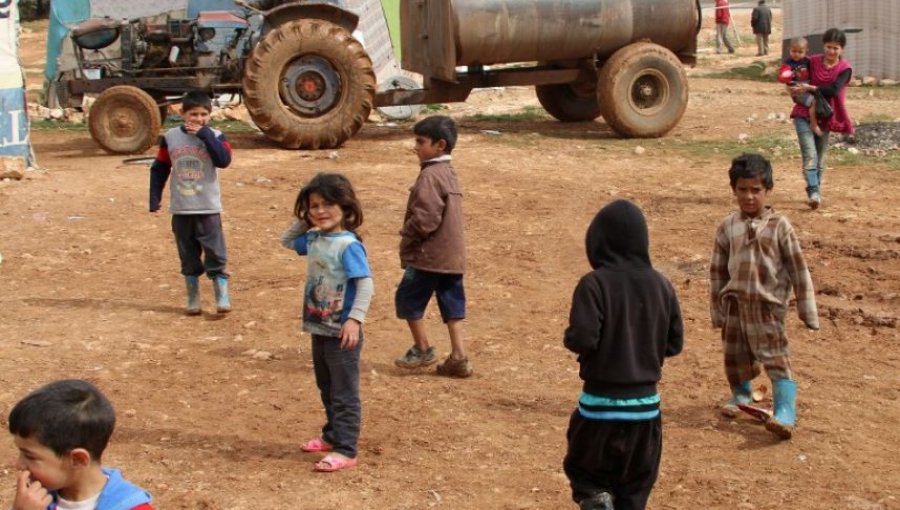 Impresionante: Niña se “rinde” al confundir cámara con un arma en Siria