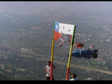 Video: Mira el extraordinario vuelo de paracaidista chileno