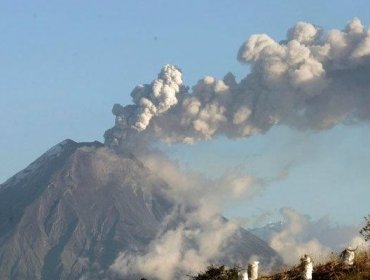 Reportan leve caída de ceniza en poblados tras reactivación volcán en Ecuador