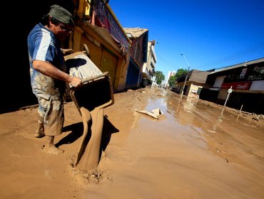 Alertan sobre riesgo de emanación de gases en el barro del aluvión de Atacama