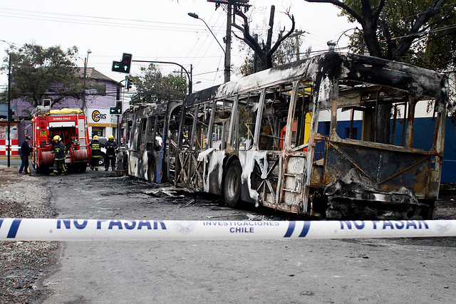 Desconocidos incendiaron un bus del Transantiago