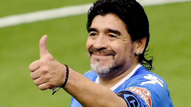 Diego Maradona tocó con “la mano de Dios” a su novia