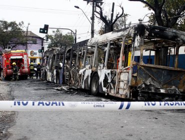 Desconocidos incendiaron un bus del Transantiago