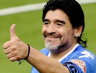 Diego Maradona tocó con “la mano de Dios” a su novia