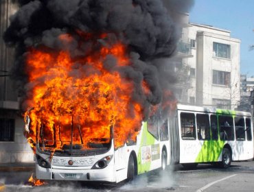 Ampliaron detención de sospechosos de quemar bus del Transantiago