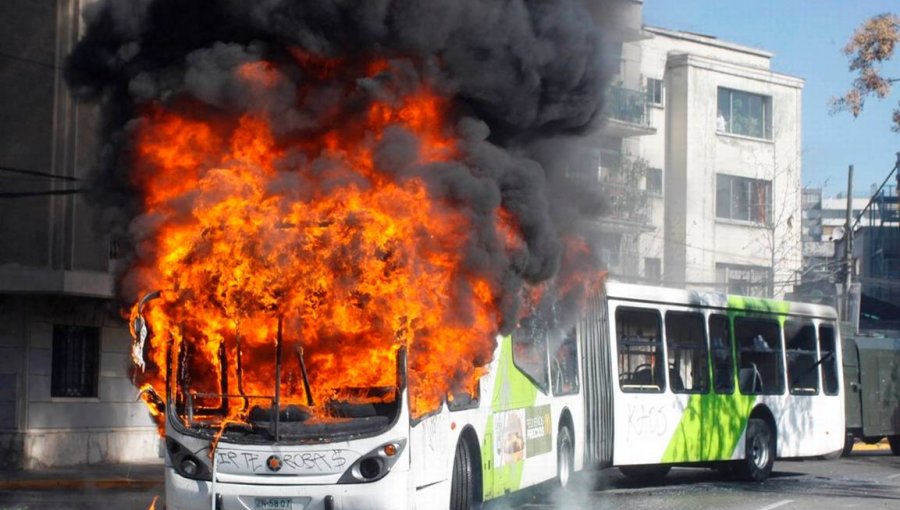 Ampliaron detención de sospechosos de quemar bus del Transantiago