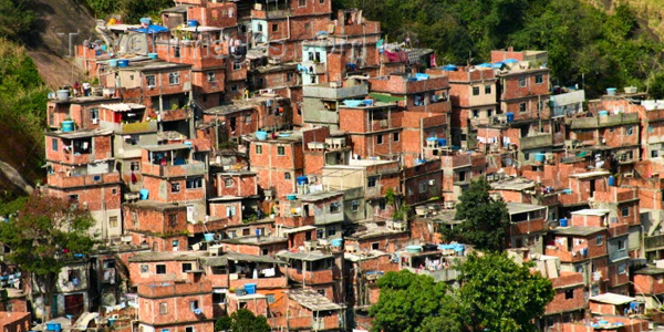 Cesan a policías vinculados a muerte de niño en favela de Río