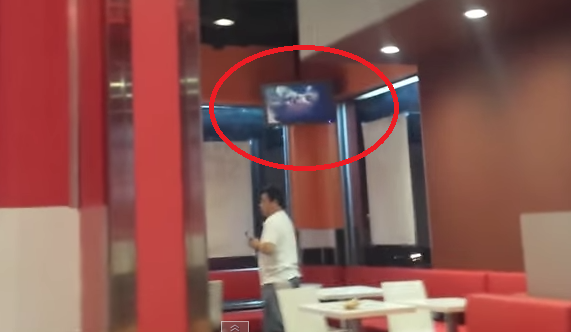 Video: Local de comida rápida se equivocó de película y puso una porno a sus clientes