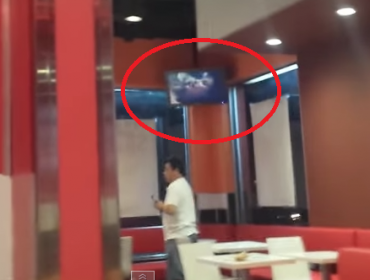 Video: Local de comida rápida se equivocó de película y puso una porno a sus clientes