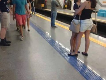 Foto en el Metro de Santiago que cautivó a los usuarios: “Me niego a ver una escena como esta y considerarlo algo normal”