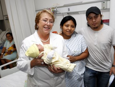 Bachelet presentó los renovados ajuares del gobierno para los recién nacidos