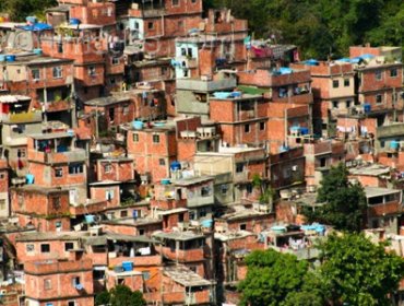 Cesan a policías vinculados a muerte de niño en favela de Río