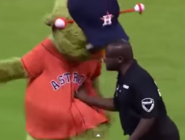 Video: Guardia de seguridad sorprende y le "quita el trabajo" a mascota deportiva